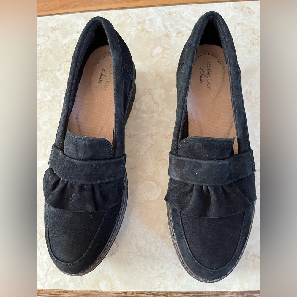 Clarks collection Women's Airabell wedge slip on Suede Ruffle Loafers black